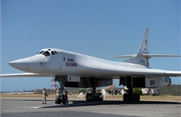 Máy bay ném bom chiến lược Tu-160 của Nga hạ cánh xuống Venezuela