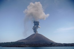 Indonesia chuyển hướng các chuyến bay do núi lửa Anak Krakatau hoạt động mạnh hơn