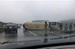  2 xe khách tông nhau biến dạng trên cao tốc Nội Bài-Lào Cai, ít nhất 5 người bị thương