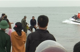 Một học sinh bị nước cuốn trôi khi bắt cáy tại cảng Cửa Hội, Nghệ An