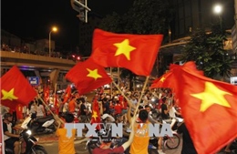 Cổ động viên xuống đường ăn mừng Olympic Việt Nam vào Bán kết