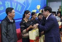 Phó Thủ tướng Vương Đình Huệ tặng quà Tết cho người lao động khó khăn tại Gia Lai