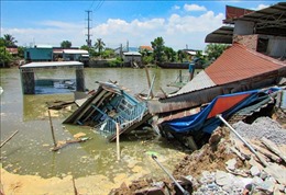 Ghe chở 80 tấn gạo bị chìm sau vụ sạt lở bờ kênh Cái Sắn