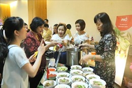 Phở Việt Nam &#39;đắt hàng&#39; tại Hội chợ Thực phẩm từ thiện ASEAN