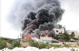Đã khống chế được vụ cháy tại công ty sản xuất băng keo ở Bình Dương 