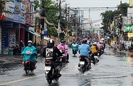 Chiều và tối 19/5, nhiều đợt mưa lớn gây ngập các tuyến đường ở TP Hồ Chí Minh
