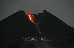 Núi lửa Merapi, Indonesia phun dung nham nóng sáng