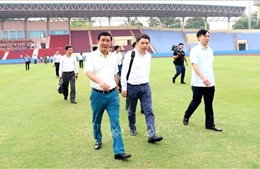 Người hâm mộ đội nắng xếp hàng mua vé trận U23 Việt Nam - U23 Myanmar