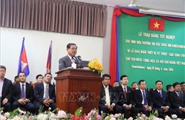 Phó Thủ tướng Sar Kheng cảm ơn quà tặng của Việt Nam cho ngành giáo dục Campuchia