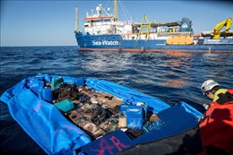Tàu cứu người di cư đi vào vùng biển Italy bất chấp lệnh cấm