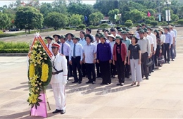Phó Chủ tịch Quốc hội Tòng Thị Phóng dâng hương tưởng nhớ các anh hùng liệt sỹ tại Quảng Nam