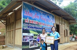 Trao tặng &#39;Mái ấm vùng cao&#39; cho hộ nghèo xã biên giới ở Điện Biên