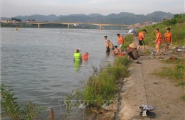 Hàng trăm người vẫn vô tư tắm sông Đà dù đã có biển cấm