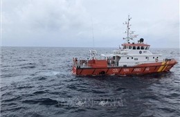 Vớt được 4 ngư dân trên tàu cá bị sóng đánh chìm, 2 người vẫn đang mất tích
