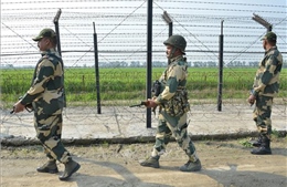 Khả năng xảy ra tấn công quân sự, hàng nghìn người Ấn Độ rời Kashmir 