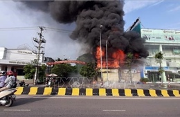 Cháy lớn tại siêu thị cạnh cầu vượt đường cao tốc Hà Nội - Bắc Giang