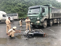 Xe chở vật liệu xây dựng va chạm xe máy tại Ninh Bình, 2 người nước ngoài thương vong