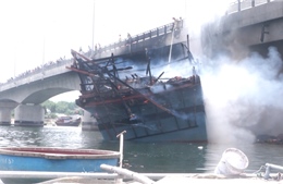 Tạm dừng mọi phương tiện giao thông qua cầu Trà Bồng sau vụ cháy tàu cá