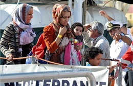 Giải cứu hàng chục người di cư mắc kẹt trên tàu cá