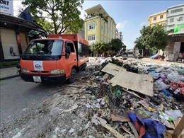 Rác thải chất đống tại khu vực chợ Vinh, Nghệ An sau ngập lụt