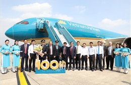 Phó Thủ tướng Trương Hòa Bình dự Lễ đón chiếc máy bay thứ 100 của Vietnam Airlines