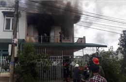 Cháy nhà giữa khu dân cư, 2 thiếu niên kịp thoát ra ngoài
