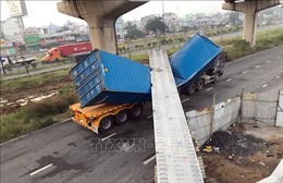 Đang xác định nguyên nhân xe container kéo sập dầm cầu bộ hành tại TP Hồ Chí Minh