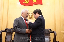 Trao tặng kỷ niệm chương cho Đại sứ Cộng hòa Venezuela tại Việt Nam