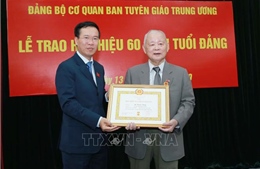 Trao tặng Huy hiệu 60 năm tuổi Đảng cho đồng chí Lê Xuân Tùng