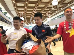 Hai đội tuyển bóng đá Việt Nam lên đường trở về sân bay Nội Bài
