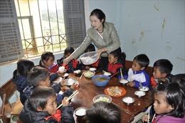 Thầy cô góp gạo thổi cơm nuôi học trò nơi huyện nghèo 30a