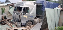 Xe container mất lái tông sập nhà dân, 3 người thoát chết thần kỳ
