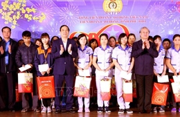 Đồng chí Trần Quốc Vượng thăm, tặng quà công nhân lao động tại tỉnh Phú Thọ