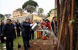 Dâng hương và trồng cây đầu Xuân tại Hoàng thành Thăng Long