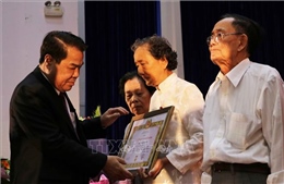 Cà Mau trao Huy hiệu Đảng tặng 43 đảng viên cao niên