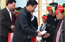 Trưởng ban Tuyên giáo Trung ương thăm, tặng quà Tết hộ nghèo, gia đình chính sách tại Hà Giang