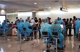 TP Hồ Chí Minh lấy mẫu xét nghiệm tất cả hành khách tại sân bay và ga tàu