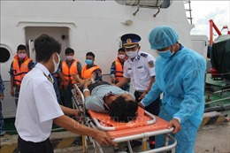 Cứu nạn thành công 5 ngư dân bị ngạt khí khi đang làm việc trên tàu