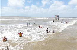 Tìm thấy thi thể du khách sau 3 ngày bị sóng biển cuốn mất tích tại Quảng Bình