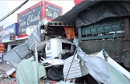 Xe container chở phế liệu gây tai nạn liên hoàn, tông vào 4 nhà dân
