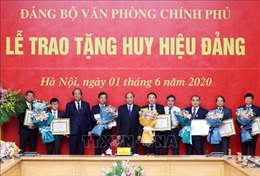 Thủ tướng dự lễ trao Huy hiệu Đảng tại Đảng bộ Văn phòng Chính phủ