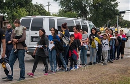 Tòa án Mỹ ra phán quyết trả tự do cho trên 100 trẻ em nhập cư
