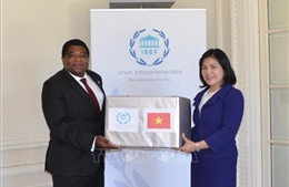 Trao khẩu trang y tế của Chủ tịch Quốc hội Việt Nam gửi tặng Ban Thư ký IPU
