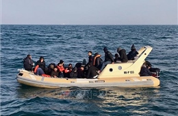 Giải cứu hàng chục người di cư vượt eo biển Manche từ Pháp sang Anh
