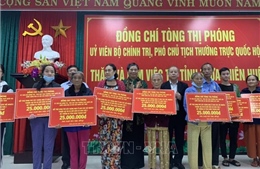 Phó Chủ tịch Quốc hội thăm, tặng quà người dân bị thiệt hại do mưa lũ