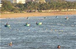 &#39;Trận địa lưới&#39; bao vây khách tắm biển Bình Sơn - Ninh Chữ