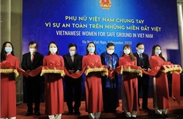 Triển lãm &#39;Phụ nữ Việt Nam chung tay vì sự an toàn trên những miền đất Việt&#39;