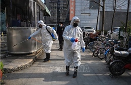 Trung Quốc kéo dài kỳ nghỉ ở tại vùng 'tâm dịch'