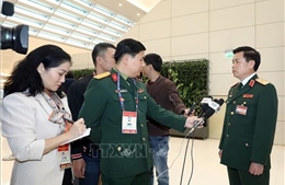 Đại biểu trả lời phỏng vấn báo chí trong phiên làm việc sáng 28/1