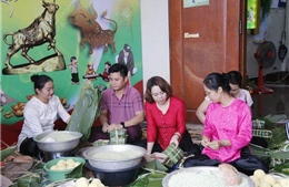 Người Việt tại Lào giúp nhau vượt qua nỗi nhớ quê hương, cùng hướng về Tổ quốc